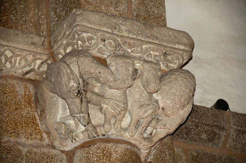Capitel de la columna norte del arco trinfal de la iglesia de Ferreira do Pantón